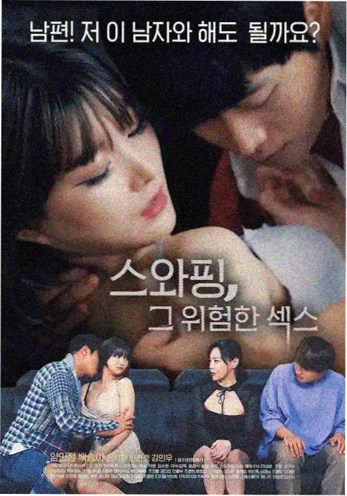 剧集创作幕后工作台上摊开的剧本与彩色分场标签